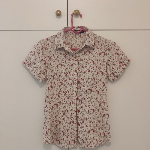 Small elastic fitted short-sleeve shirt with red rose design, like new