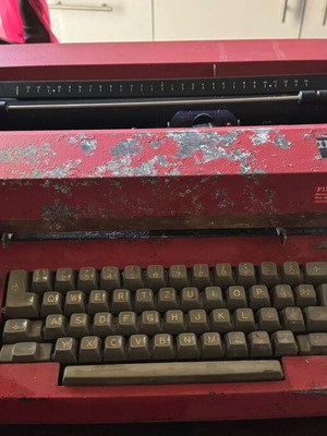 IBM vintage γραφομηχανή σε κόκκινο