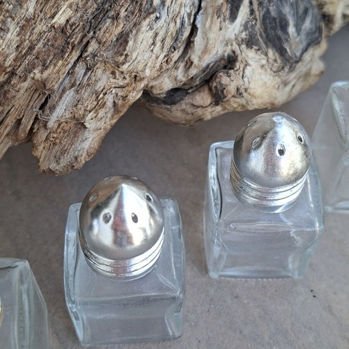 Salt and cinnamon shakers like new, set of 4, square with inox head