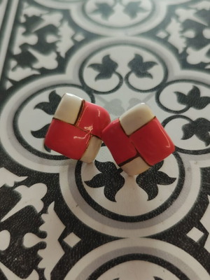Square earrings set used in white and coral colors