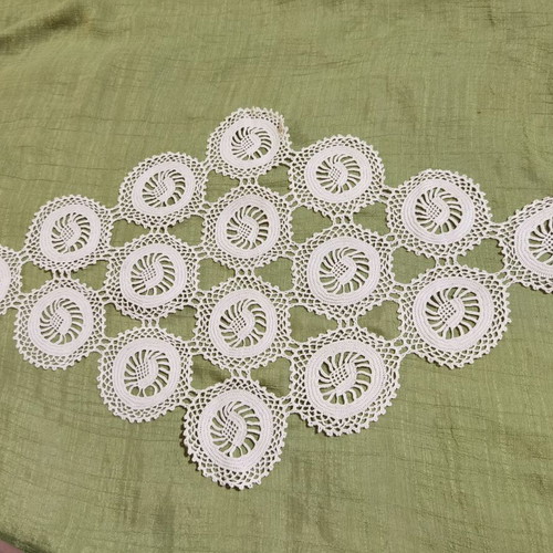 Crochet square placemat like new, size 23/31.5 cm