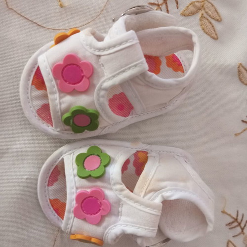 Baby shoes with flower decoration