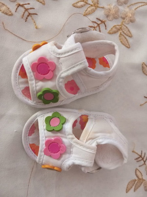 Baby shoes with flower decoration
