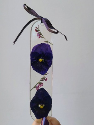 Floral bookmark handmade with pansies and limoneum chino