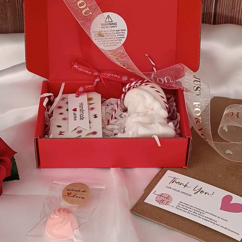 Decorative gift set candle girl with rose bouquet and lilac tablet new