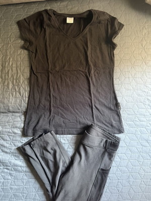 Domyos Capri leggings and black shirt gift