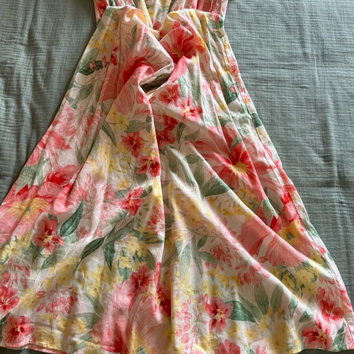 Maxi dress floral like new, size Small, strap details