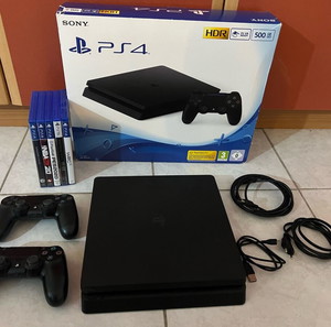 PlayStation 4 500 Gb с 2 контролера и 5 игри