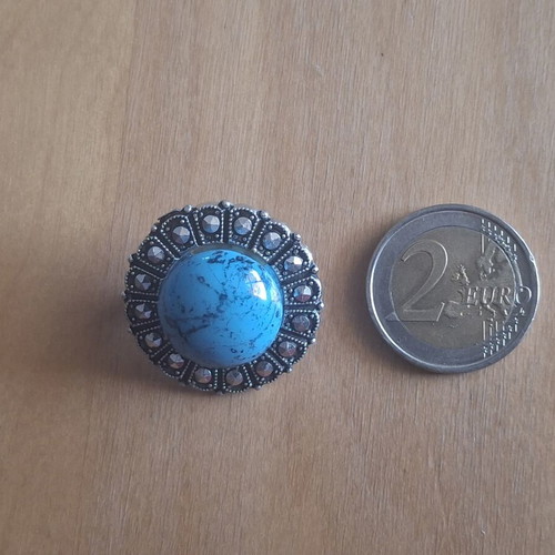 Vintage round brooch with turquoise stone