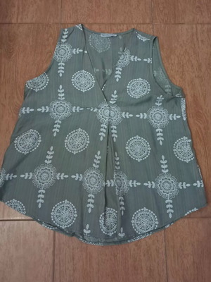 Sleeveless summer top like new, one size, comfortable for pregnancy