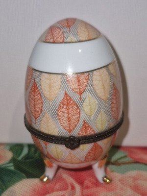 Limoge porcelain decorative egg like new