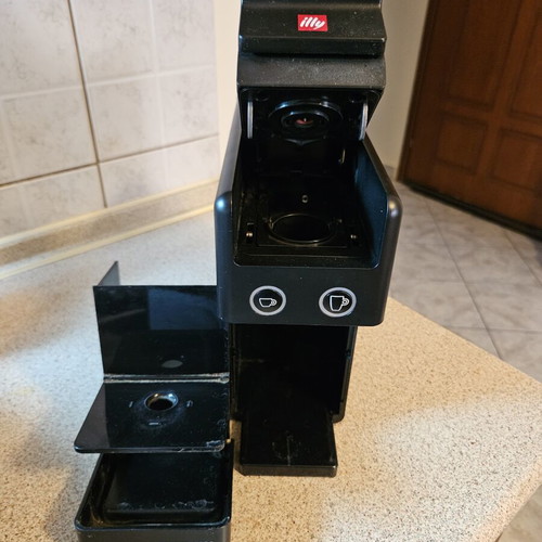 Illy Iperespresso Y3.3 Black coffee machine used, capsule compatible