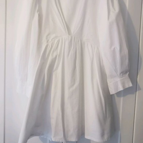 White kaftan dress like new with puff sleeves and V neckline, XS