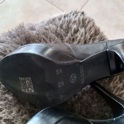Leather pumps new, black, size 38