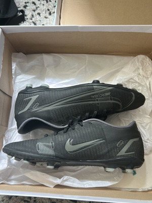 Футболни обувки Nike употребявани, номер 42.5, черни