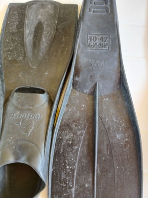 Black swim fins used, size 40-42