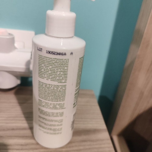 Dust + Cream Tea Tree Oil Cleansing Milk like new