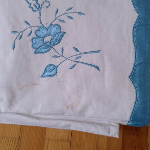 Vintage cotton bed sheets with blue satin appliqué pattern and pillowcases like new