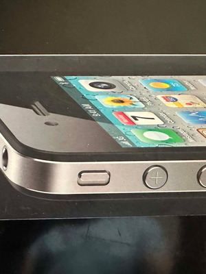 Apple iPhone 4 Original Box like new, collectible