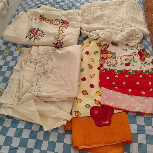 Various tablecloths, handmade, pack