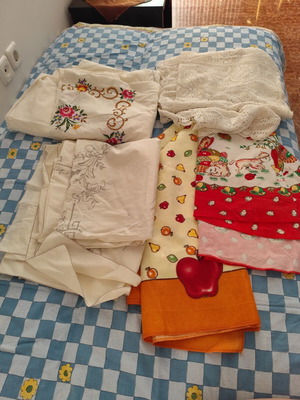 Various tablecloths, handmade, pack
