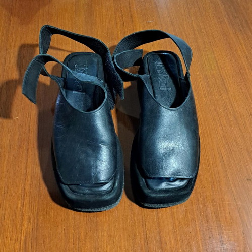 1725.a leather platform sandals like new, black, size 38