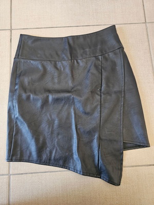 Mini skirt eco leather Luigi like new, black