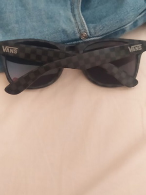 Γυαλιά ηλίου Vans μεταχειρισμένα με γρατζουνιές στους φακούς και ελαφρώς χαλαρούς βραχίονες
