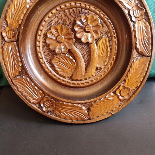 Large Handmade Wood-Carved Wall Plate, mint condition, vintage folk art