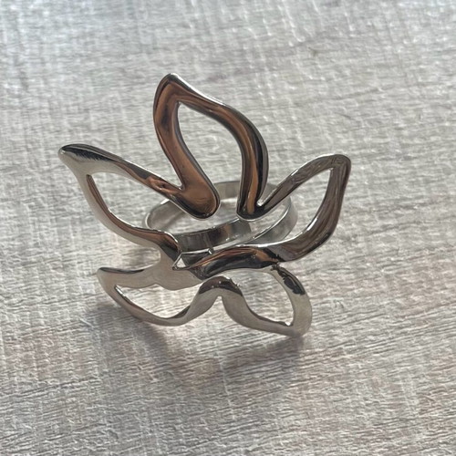 Silver flower ring like new