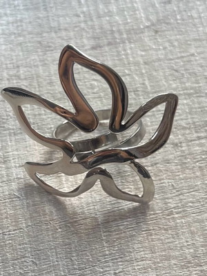 Silver flower ring like new
