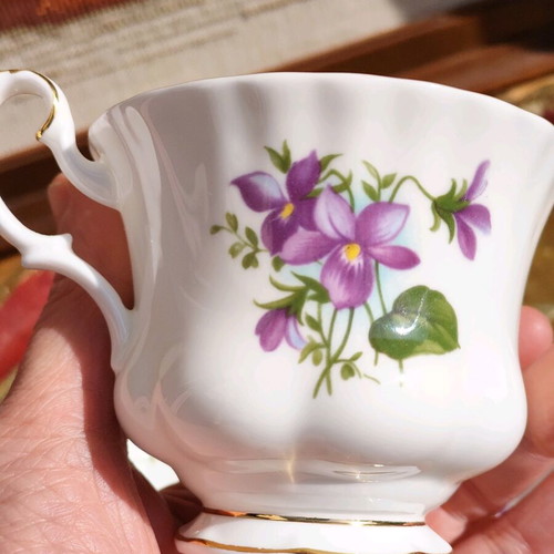 Royal Albert February tea cup like new, bone china