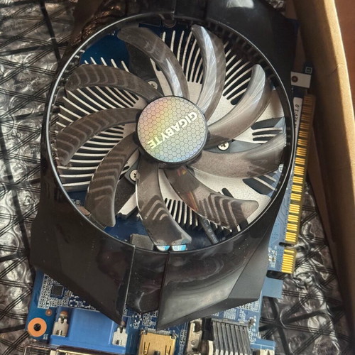 VGA Gigabyte NVIDIA GeForce GT740 OC GV-N740D5OC-1GI 1GB DDR5 PCI-E like new