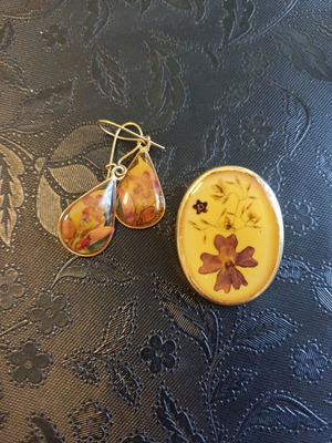 Earrings and brooch with natural flowers new, golden