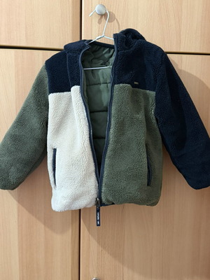 Boy's reversible jacket warm, like new, size 4Y 104cm