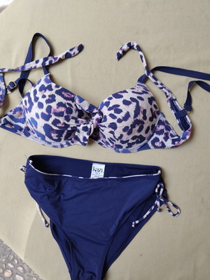 Kazi Line Fashion swimsuit set size 3 large with extra black slip like new
