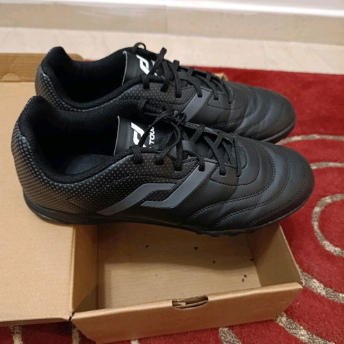Pro Touch Classic III TF football shoes size 42, like new, black