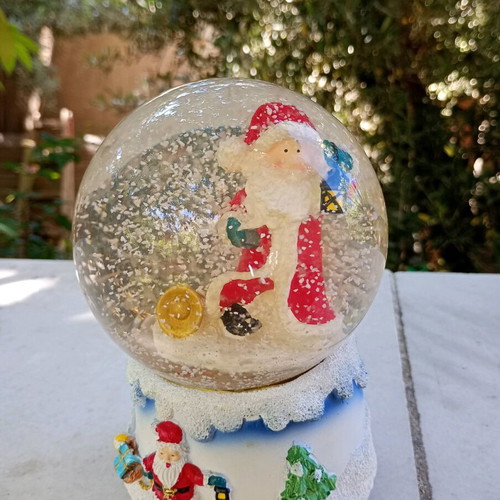 Musical snow globe
