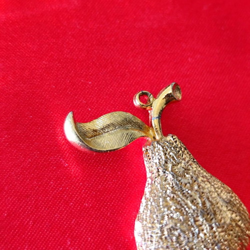 Vintage pendant gold pear shaped like new without chain