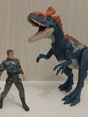 Jurassic World Cryolophosaurus Sound Strike και φιγούρα στρατιωτικού διοικητή