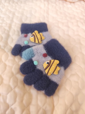 Children's wool gloves with fish design used