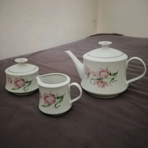 Alfoldi porcelain tea set from Hungary, romantic design