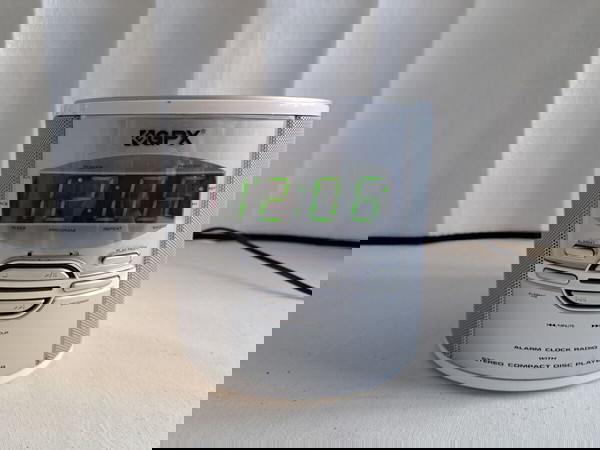 GPX CDCR 716 / FM радио часовник със CD и AUX.