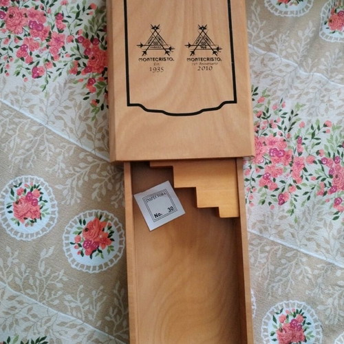 Montecristo 75th Anniversary wooden portable humidor like new