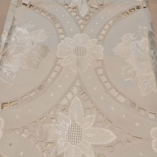 Set of 7 satin tablecloths and napkins cream new