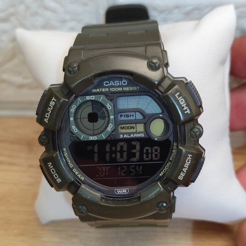 Casio Fishing Gear WS-1500H digital watch used, green, 100m water resistant