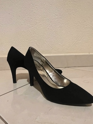 Black castor pumps like new, size 38