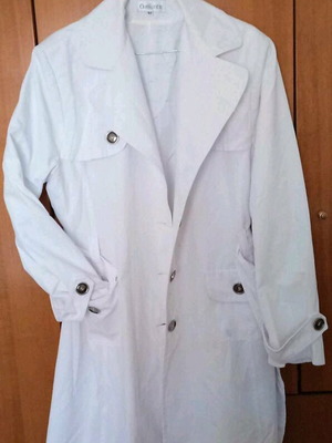 White trench coat with vintage buttons, like new, size XL