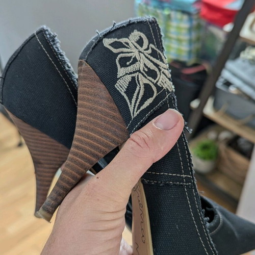 Replay pumps used with denim fabric, size 39