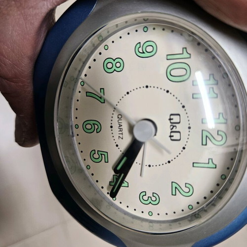 Bedside alarm clock like new with large numbers and luminous hands